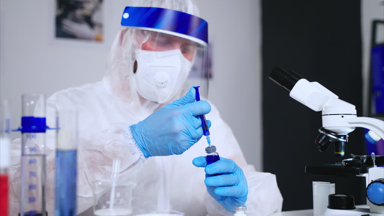 실험실 에서 일 하는 과학자