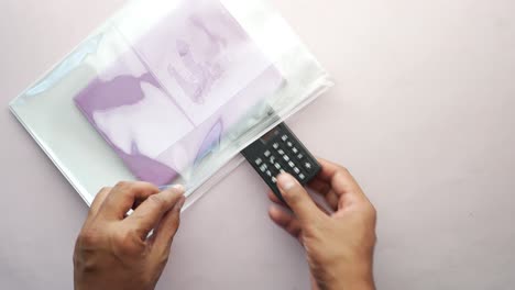 vista superior de un joven poniendo papelería de oficina en su bolsa