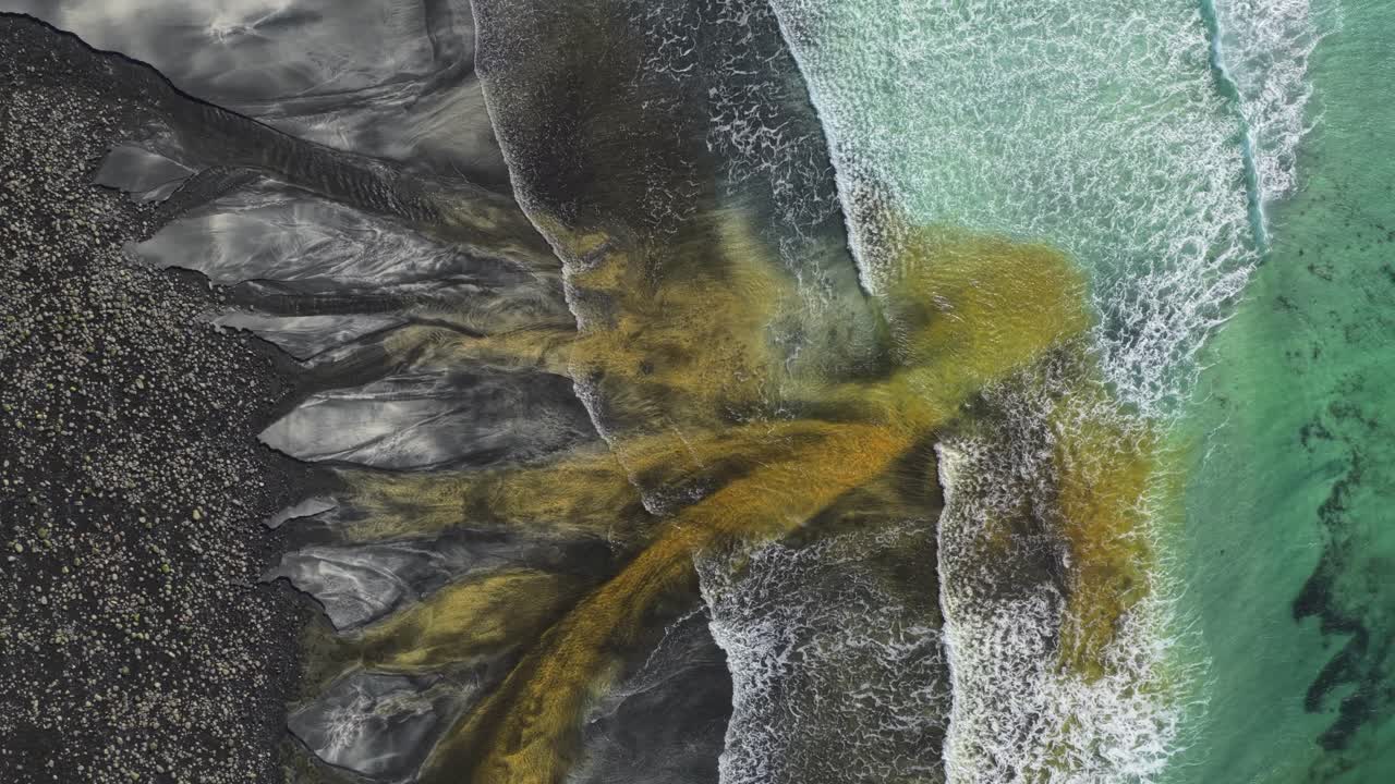Vista de drone da Praia da Baía de Talisker com estuário e ondas do oceano.