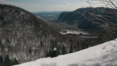 Mädchen-Sitzt-Und-Genießt-Den-Blick-Auf-Den-Berg-Mont-Du-Dome-In-Quebec,-Kanada-Im-Winter---Weitschuss