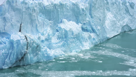 氷河の氷が溶けて海水に落ちる、接写