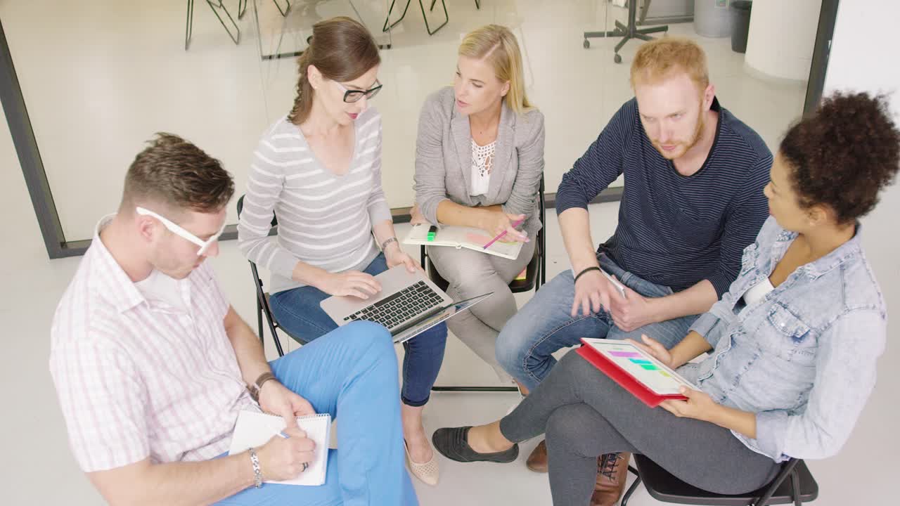 personas discutiendo planes y estrategias de trabajo