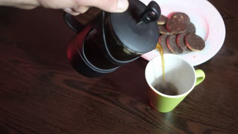 café elaborado y bocadillos