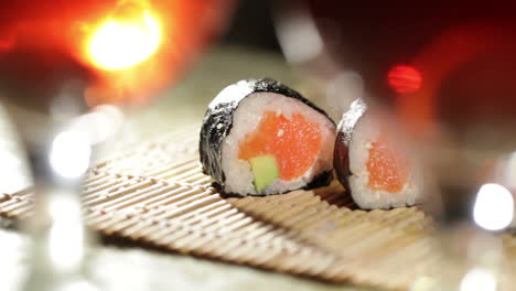 Sushi-Rollen-Und-Pflaumenwein,-Schöner-Flacher-DOF