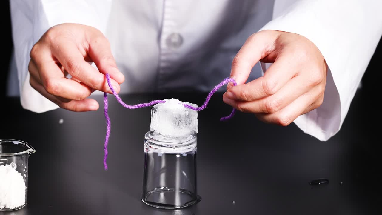 experimento científico: demostración de la depresión del punto de congelación utilizando hielo y sal