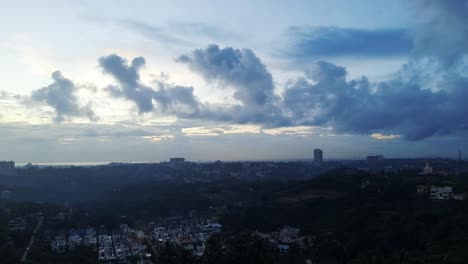 cielo dramático al atardecer en mangalore, india. estático