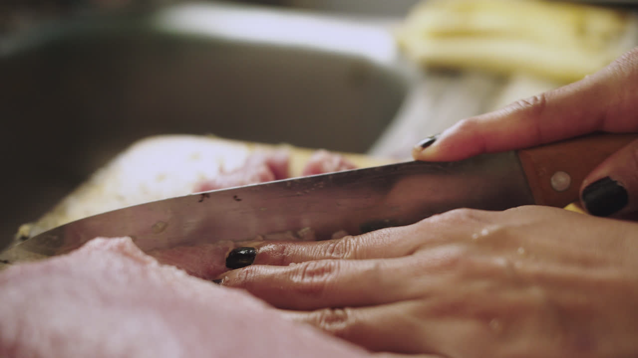 primer plano de cortar trozos de pescado tollo para preparar ceviche