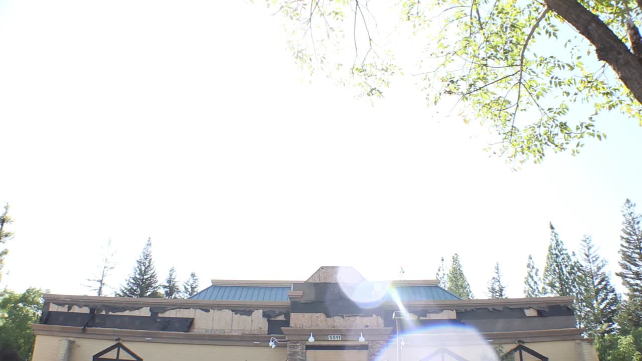 와이드 샷을 설정하는 버려진 승선 레스토랑 건물의 렌즈 플레어로 하늘에서 아래로 팬