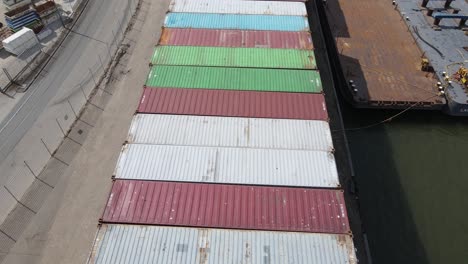 pila de contenedores intermodales en el puerto de dordrecht, países bajos