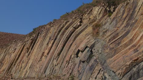 una gran montaña rocosa