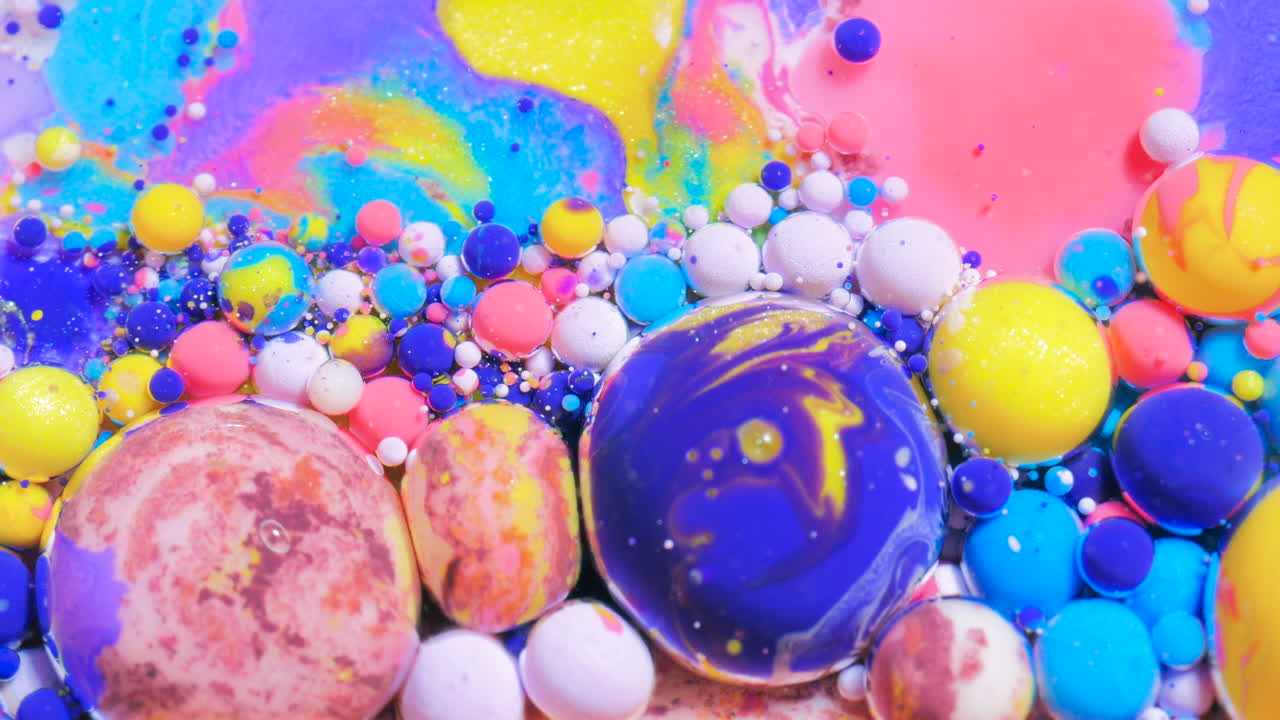 거품과 함께 추상적인 다채로운 액체 예술