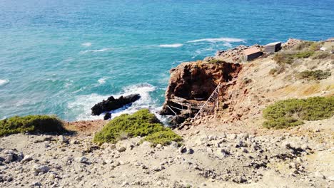 Schwenk-über-Die-Felsige-Küste-Der-Algarve-In-Richtung-Atlantik