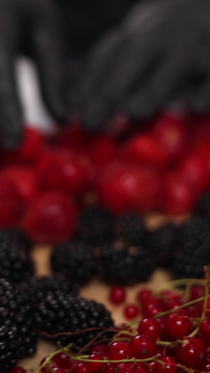 Chef che dispone frutti di bosco per il dessert