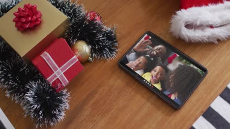 Lächelnde-Afroamerikanische-Familie-Beim-Weihnachtsvideoanruf-Auf-Dem-Tablet