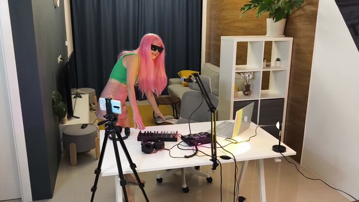 Donna che fa streaming di contenuti di produzione musicale