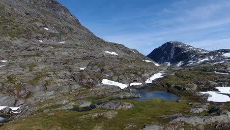 vista aérea de la montaña y el camino a dalsnibba, paisaje de primavera, noruega