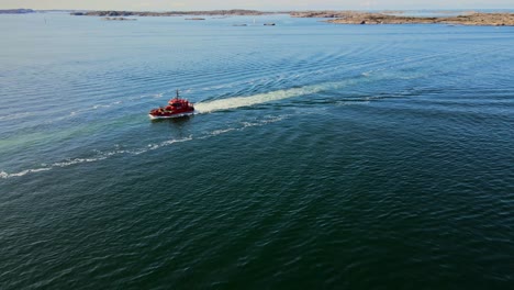 Barco-Piloto-Sueco-Rojo-Que-Navega-En-El-Estrecho-De-Skagerrak-Cerca-De-Lysekil-En-Suecia