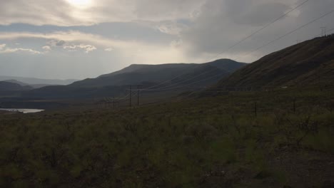 Líneas-Eléctricas-Y-Automóviles-Circulando-Por-Trans-Canada-Cerca-De-Cache-Creek-B.