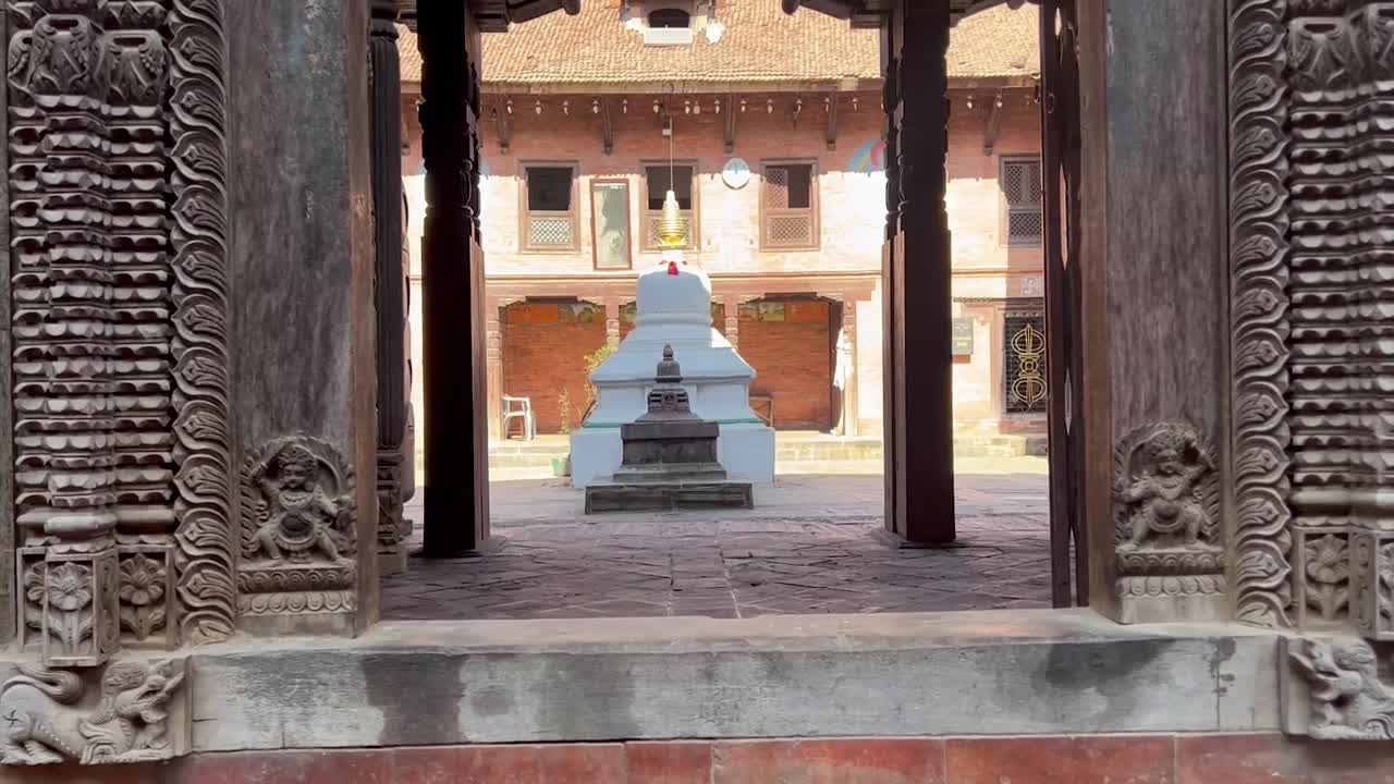 santuario budista en bhaktapur, nepal. budismo dentro de la cultura hindú