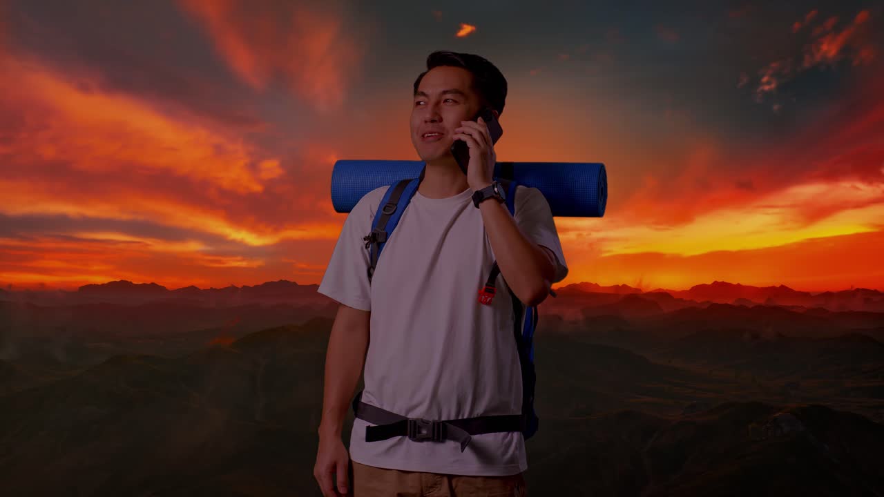 feliz viajero en la cima de una montaña al atardecer