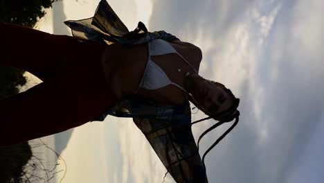 mujer elegante bailando en el campo