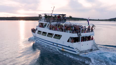 Vista-Aérea-Del-Barco-De-Fiesta-Novalja-Lleno-De-Turistas-En-La-Playa-De-Zrce-En-La-Isla-De-Pag,-Croacia