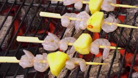 espigas de camarón y piña a la parrilla