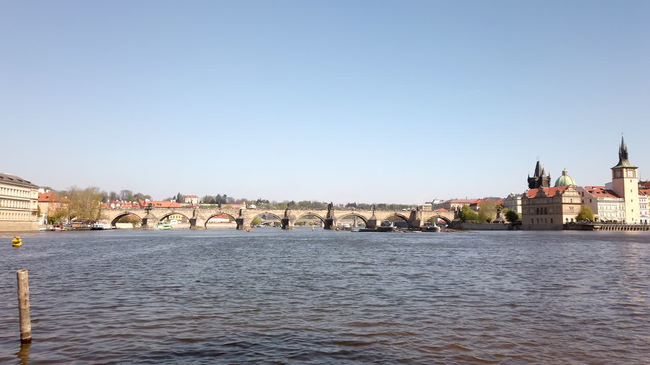toma panorámica del puente de charles, praga en el soleado día de primavera en cámara lenta