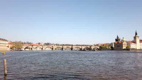 Toma-Panorámica-Del-Puente-De-Charles,-Praga-En-El-Soleado-Día-De-Primavera-En-Cámara-Lenta