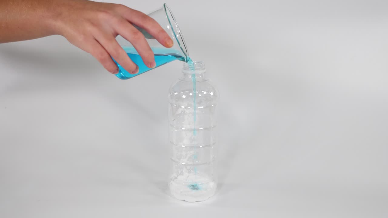 파란 액체로 인해 풍선이 부풀어오릅니다.