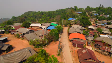 Pueblo-Africano-De-Chabolas-En-La-Cima-De-Una-Colina-En-Un-Entorno-Rural-Tropical