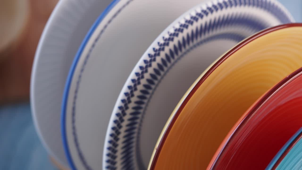 다채로운 쳐진 접시