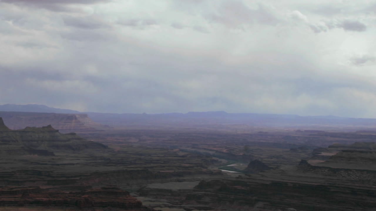 las nubes flotan sobre un desierto accidentado