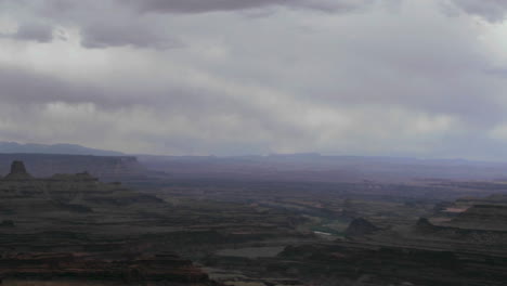 Las-Nubes-Flotan-Sobre-Un-Desierto-Escarpado