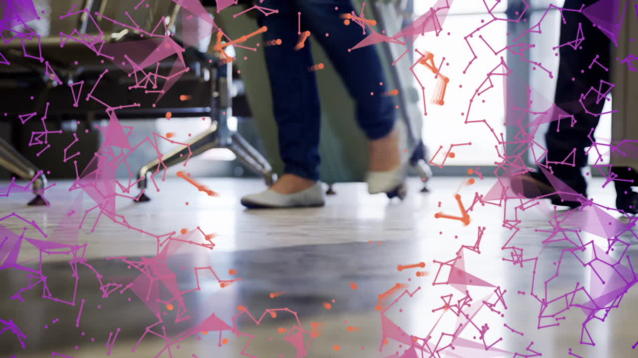 Persone che camminano in ufficio con sovrapposizione di animazione geometrica astratta rosa e arancione.