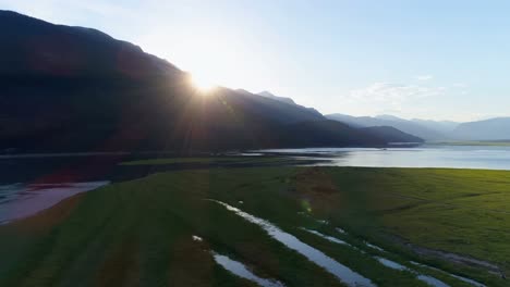 Vista-Del-Amanecer-Con-Montaña-Y-Lago-4k