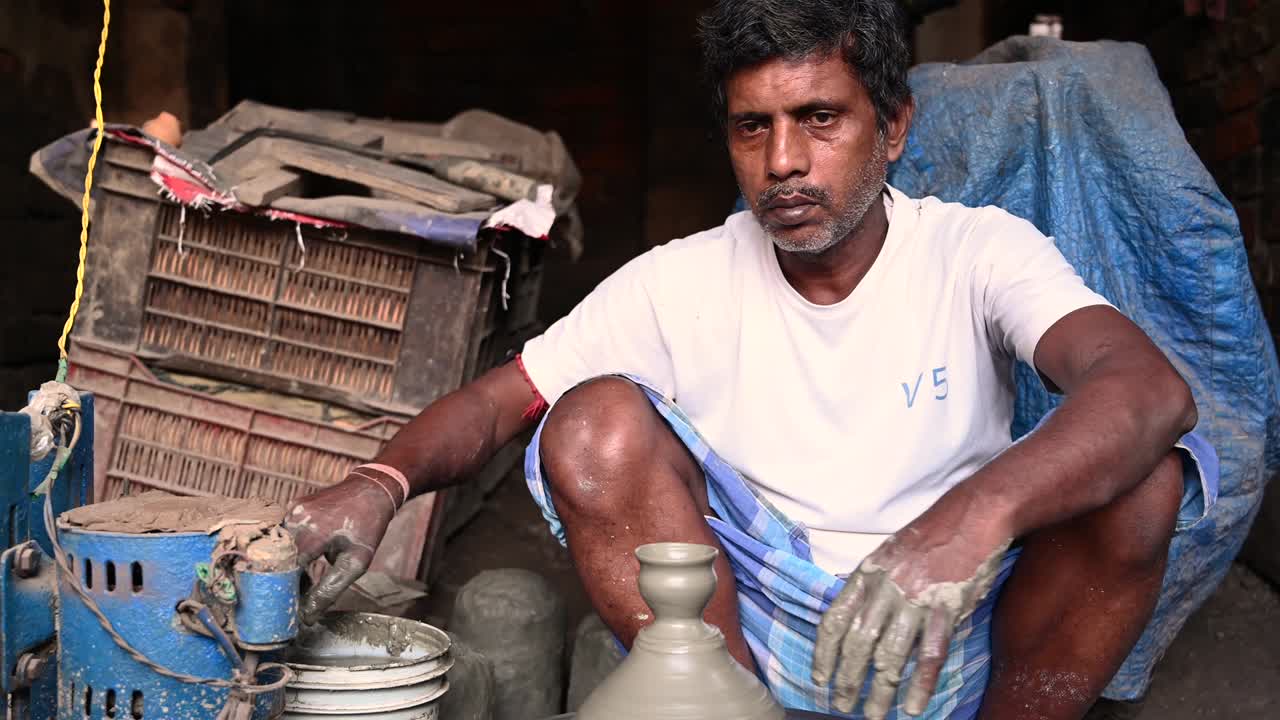 Traditionell diya gjord av lera och jord placerad i solljus på en diya-fabrik på landsbygden i Indien