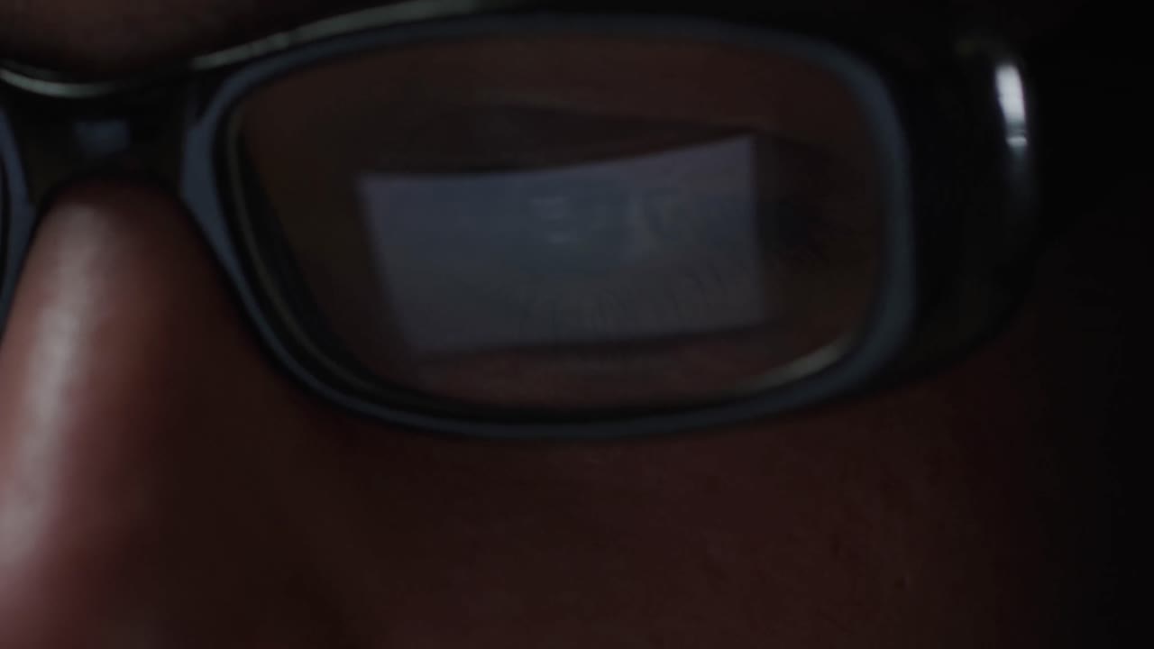 gafas de hombre trabajando en la computadora