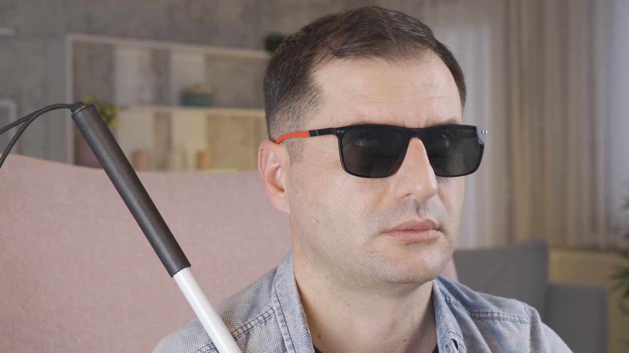 hombre ciego quitando sus gafas negras.