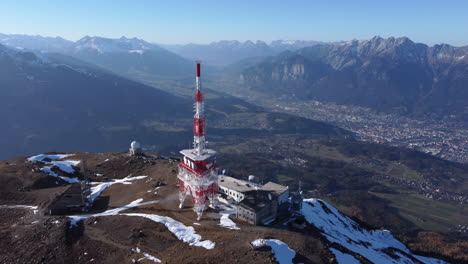toma aérea de retroceso de la estación de montaña patscherkofel en innsbruck