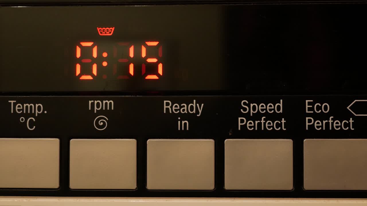 세탁기 타이머는 1분을 줄이고, 옷을 세탁하고, 보기를 닫습니다.