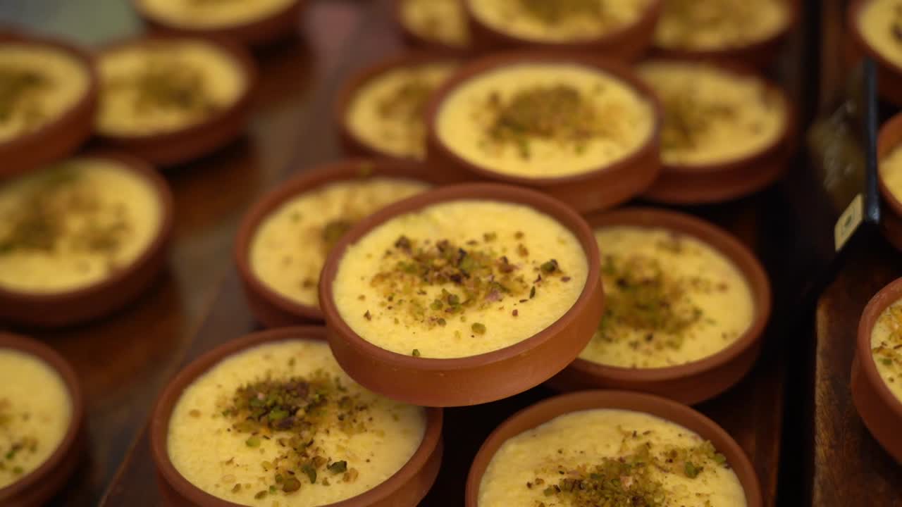 varios firni o phirni se colocan uno encima del otro