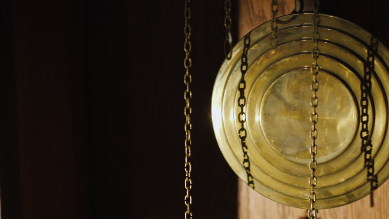 진자는 골동품 바닥 시계 4k 비디오의 메커니즘 요소입니다.