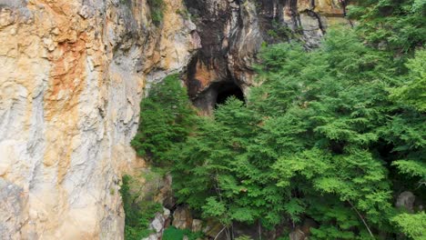 4K-Drohnenvideo-Der-Berghöhle-Im-Smaragddorf-In-Der-Nähe-Der-Kleinen-Schweiz,-NC-Am-Sommertag-1