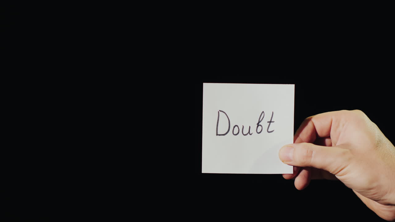 mano sostiene papel quemado con duda de inscripción