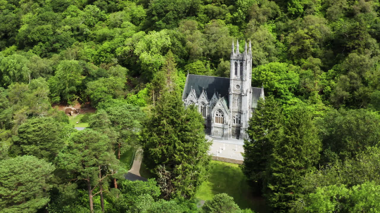 Irlanda - Magnifico monumento storico, Castello Abbazia di Kylemore, vista aerea con drone