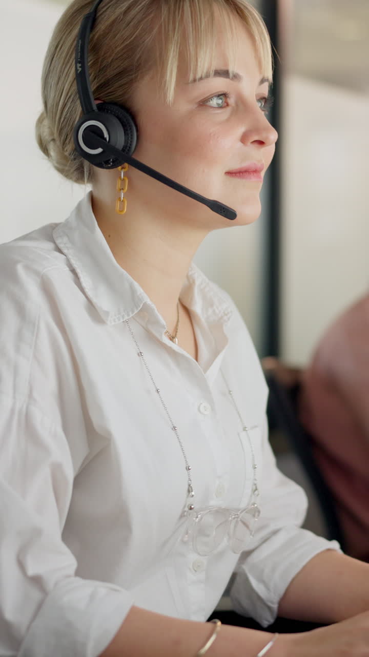 Fokusert kundeserviceagent med hodesett på kontor