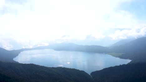 Vista-Panorámica-Del-Lago-Rara-En-Mugu,-Nepal