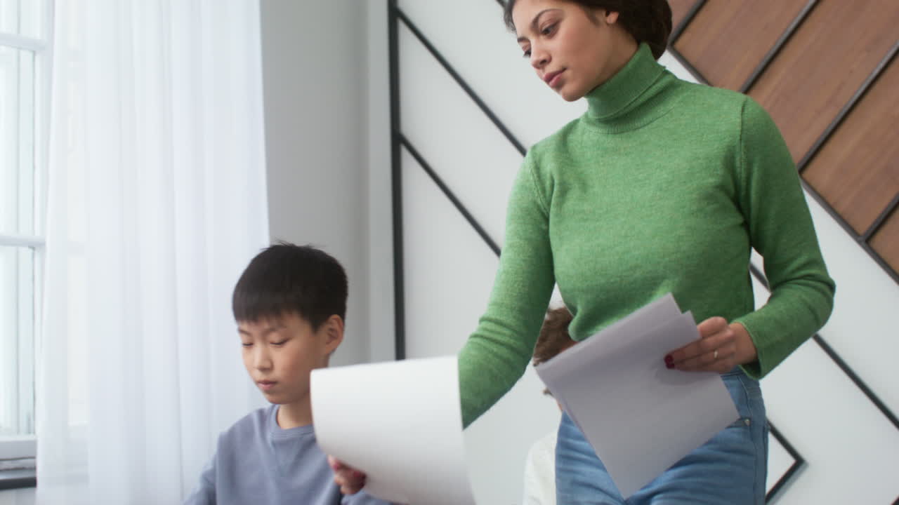 学校の先生と生徒たち