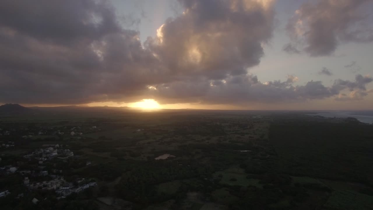 puesta de sol en la isla de mauricio vista aérea